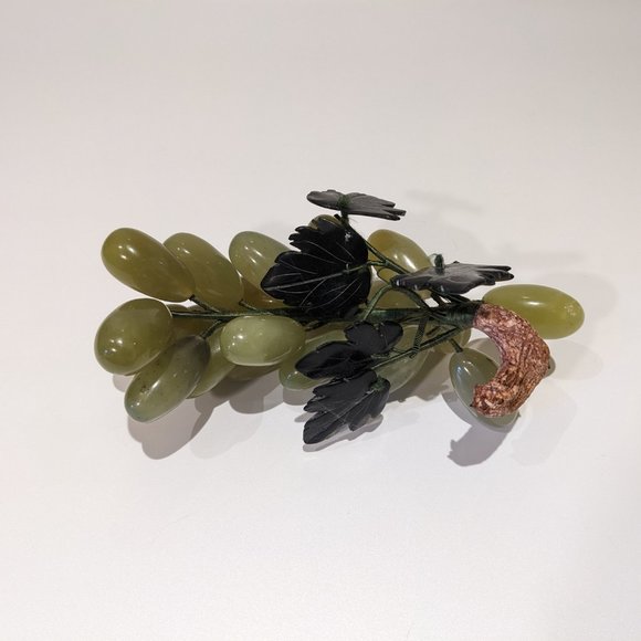 Beautiful Vintage MCM Mid Century Alabaster Green Grapes w. Carved Stone Leaves - Picture 4 of 8
